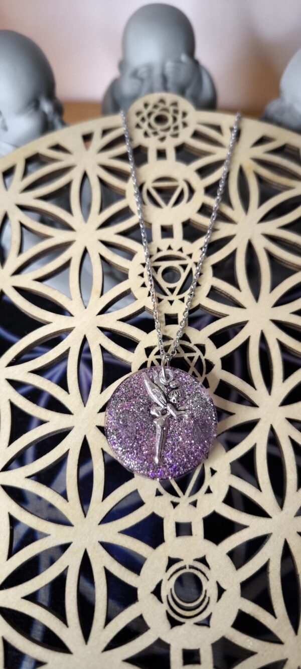 pendentif fée violette pailleté