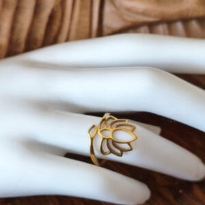 Bague fleur de lotus ajour&eacute;e r&eacute;glable